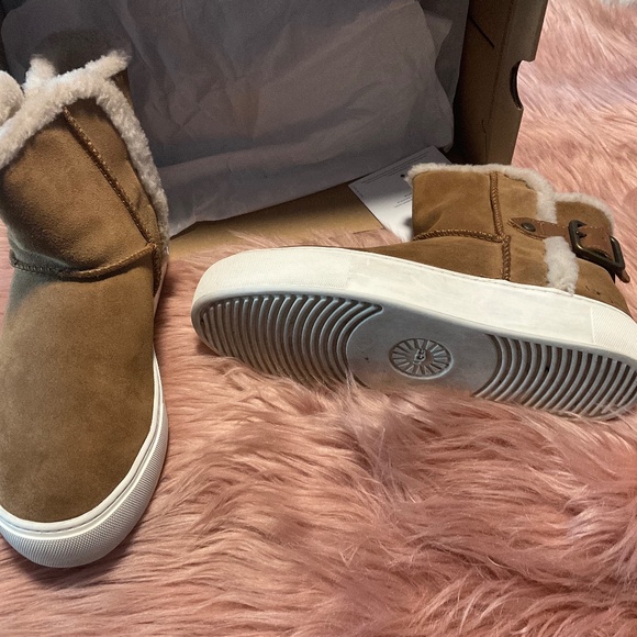 UGGS - Picture 4 of 5